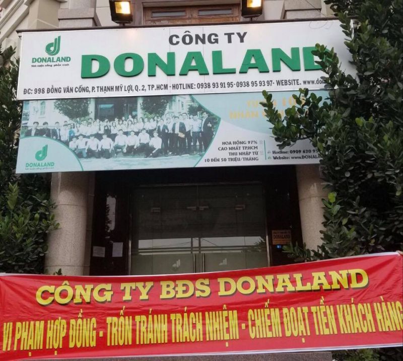 Khách hàng căng băng rôn tố cáo Công ty DonaLand chiếm đoạt tiền dự án đất nền Phú Quốc